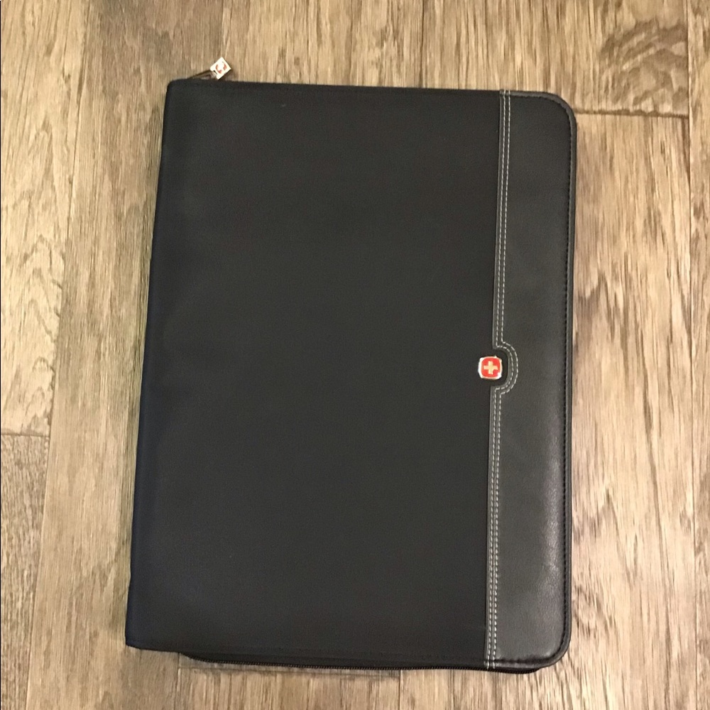 Swiss Gear Zippered Padfoilo with Calculator & Notepad Black Nylon and Leather